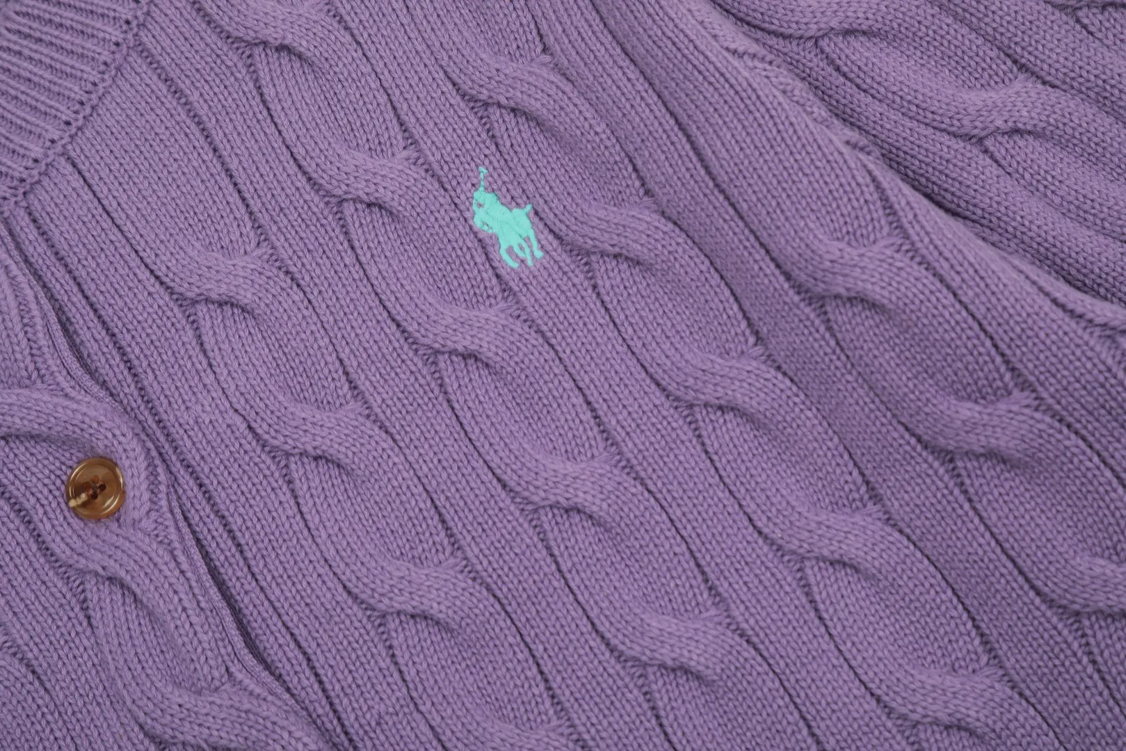 🅿️230 "Top quality" Style number: DS006# [Ralph Lauren round neck solid color pony embroidered logo twist knitted cardigan] ✅Ralph Lauren classic basic versatile knitted cardigan jacket for all seasons ✅Main supplier platform live broadcast Wholesale entity Replacement if out of stock No removal from shelves ✅ZP quality 1:1 version Scan code to enter the GF website Counter quality ✅Detailed quality The only one in Guangzhou Imported quality cotton yarn Focusing on high-end, cost-effective, and good quality. Needless to say, the version is restored to the original version. The maximum size can be worn up to 160 pounds. Loose, comfortable and stress-free. ✅The upper body is simple and easy to match. A must-have for goddess ootd. Good-looking clothes are never picky. A must-have in the goddess’ wardrobe. Size: S-XL. Color: Black, navy, off-white, gray, light blue, light pink, colorful blue, khaki, bright yellow, purple, Chinese red, turquoise green.